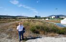 Luis Sabalza, presidente de Osasuna, posa delante de los campos donde se van a construir terrenos de juego de hierba natural y un pequeño estadio