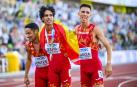 Katir, con su medalla, rodeado por Ignacio Fontes y Mario García