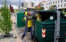 Un vecino de Tafalla deposita una bolsa de basura en un contenedor