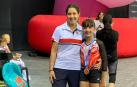 Chloe Sola posa con la medalla de bronce junto su entrenadora