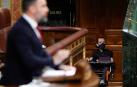 El portavoz de Unidas Podemos, Pablo Echenique (d), escucha la intervención del líder de Vox, Santiago Abascal, en el Congreso de los Diputados
