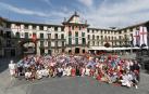 Usuarios, trabajadores y directores de las tres residencias de ancianos de Tudela posan juntos
