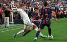 El jugador del Real Madrid Toni Kroos ante dos jugadores blaugranas en el amistoso disputado en Las Vegas