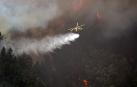 Un helicóptero contra incendios descarga agua sobre un incendio forestal en Tenerife