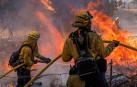 Dos bomberos trabajan en el incendio de Midpines en el condado de Mariposa (California)
