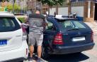 Imagen de un agente de la Policía Foral con el conductor sancionado