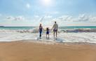 Imagen de una familia con un niño pequeño en la playa