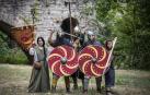 De izquierda a derecha, Beatriz Murillo, Asier Etxepare, Mikel Jiménez, Xabier Murguiondo y María Aldana, vestidos como vikingos, tal y como acudirán al Festival de Vikingos de Wolin (Polonia) en la primera semana de agosto