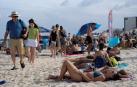 Bañistas y paseantes, en una playa