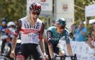 Juan Ayuso celebra la victoria en el Gran Premio de Getxo al cruzar la línea de meta