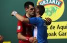Joseba Ezkurdia y Unai Laso se abrazan después de la final del Manomanista 2022