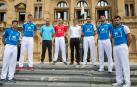 Zabaleta, Mariezkurrena II, el concejal de Deportes Martin Ibabe, Laso, el representante de CaixaBank Gaspar Guembe, Altuna III, Albisu y Ezkurdia posan delante de la fachada del ayuntamiento de San Sebastián