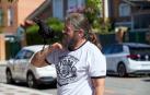 Eduardo Soriano pasea por las calles de Mendebaldea junto a su corneja Lola Azabache