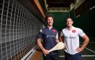 Los pelotaris del Club Tenis Pamplona Miki Lascoiti y Carlos Beunza lucen en el trinquete las camisetas del 50º Torneo del Jamón
