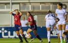 Las jugadoras navarras se lamentan tras haber marrado una triple ocasión a los setenta y nueve minutos que habría supuesto el empate parcial ante las madridistas