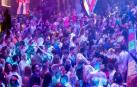 Personas bailando en una discoteca