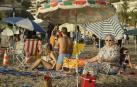La abuela Herminia (María Galiana), una de las protagonistas más queridas de la familia Alcántara en la serie de TVE ‘Cuéntame cómo pasó’, en la playa de Benidorm en un capítulo que se sitúa en el verano de 1985