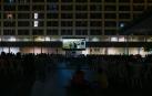 Proyección de una película al aire libre en Buztintxuri, dentro del programa 'Noches de cine' del Ayuntamiento de Pamplona