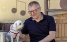 El cineasta Daniel Monzón con su perra Lluna