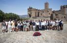 Directivos, técnicos y futbolistas del primer equipo masculino y femenino posan ante el castillo de Javier