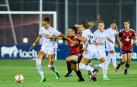 La brasileña Kathellen Sousa conduce el balón, en presencia de Maitane Vilariño y Athenea del Castillo, en el partido del viernes