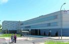 Dos mujeres pasean por los aledaños del campus de Tudela, con la Universidad de fondo