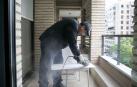 Una de las personas encargadas en las obras de mejora en los apartamentos para personas mayores Txoko Berri, en el barrio de San Juan