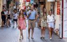 Los reyes y sus hijas, paseando por el centro de Palma.
