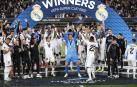 Los jugadores del Real Madrid, con el trofeo de campeones de la Supercopa de Europa