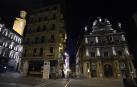 El Ayuntamiento de Pamplona iluminado ayer por la noche.