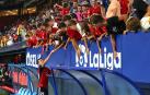 Después del partido del viernes, Aimar Oroz estuvo varios minutos saludando a decenas de seguidores rojillos que estaban en la grada