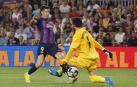 Stole Dimitrievski frena a Robert Lewandowsaki durante el encuentro en el Camp Nou