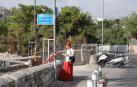 Una mujer saca una fotografía en el lugar donde ha tenido el ataque