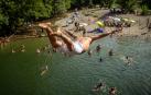 Un joven se lanza del puente de Irotz para combatir el sofocante calor de la semana pasada, algo que no se repetirá en la que hoy empieza