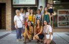 Familias, voluntarios y profesionales de ANFAS implicados en el programa de vacaciones de verano posan delante de la sede, en Pamplona.