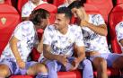 Marco Asensio (dcha.) conversa con Luka Modric (izda.) con Ceballos en medio en el banquillo del Real Madrid en Almería