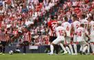 Álex Berenguer toca en corto para el golpeo de Iker Muniain durante el encuentro de San Mamés contra el Mallorca