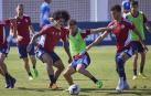 Aridane y Torró presionan a Kike Barja durante el entrenamiento de este lunes en Tajonar