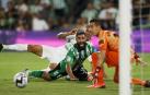 Edgar Badía observa el pase de Fekir que terminó en el tanto de Borja Iglesias, poniendo el 1-0 en el marcador
