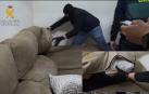 Los arrestados guardaban el dinero efectivo oculto dentro de los sofás.