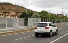 Un vehículo circula por la ronda, en Artica, donde ha comenzado la instalación de pantallas