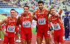 Lucas Búa, Samuel García, Oscar Husillos y Manuel Guijarro celebran su clasificación para la final del 4x400