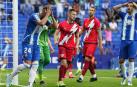Los jugadores del Espanyol se lamentan tras fallar una ocasión Sergi Gómez en el encuentro