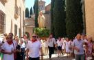 La imagen de San Bernardo, con el pañuelo de fiestas al cuello, encabeza  la procesión