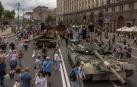 Tanques rusos destruidos expuestos en el centro de Kiev