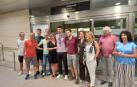 Sus padres y hermano han esperado al atleta navarro a su llegada tras obtener la medalla de oro en el Campeonato de Europa de Atletismo.