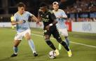 El delantero del Real Madrid Vinicius Junior (d) juega un balón ante Carlos Domínguez, defensa del Celta