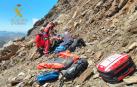 Especialistas de la Guardia Civil durante un rescate a otra montañera en los Pirineos (Huesca)