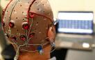 Una persona con un gorro de estimulación eléctrica cerebral con electrodos
