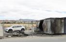 Un coche de la constructora junto a los restos del incendio intencionado del pasado domingo
